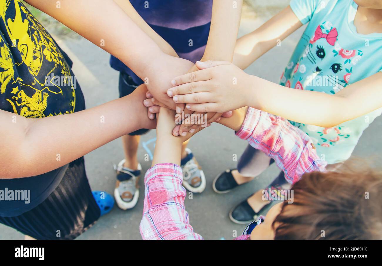 mani di bambini, molti amici, giochi. Messa a fuoco selettiva Foto Stock