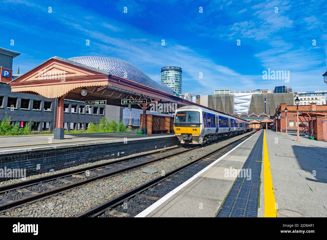 La classe 165 001 attende a Birmingham Moor St mentre forma un servizio locale di Chiltern Railways per Leamington Spa il 15 giugno 2022 Foto Stock