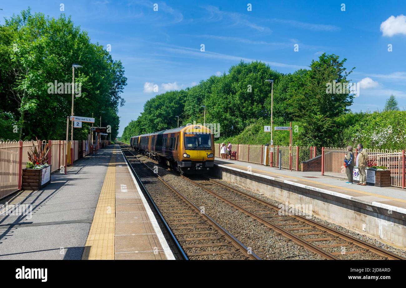 La classe 172 007 si avvicina a Whitlocks termina con un servizio ferroviario delle West Midlands da Stratford Upon Avon a Kidderminster il 15 giugno 2022 Foto Stock