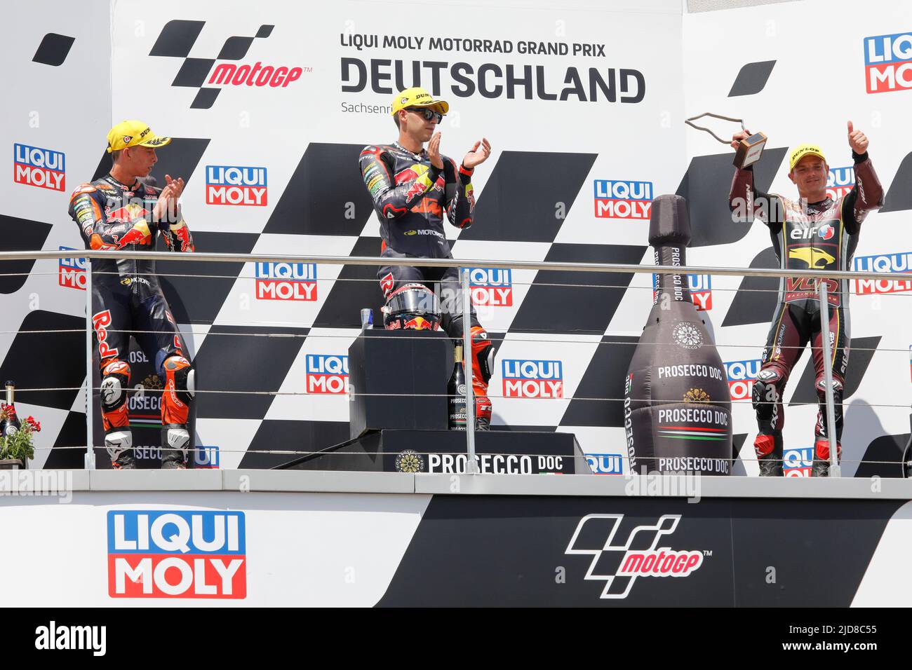 Hohenstein Ernsthal, Germania. Giugno 19th 2022. Gara Moto2 durante il Liqui Moly Motorrad Grand Prix Deutschland al circuito di Sachsenring, Hohenstein-Ernsthal, Germania. Nella foto: Augusto Fernandez (SPA) della Red Bull KTM Ajo 1st Place, Pedro Acosta (SPA) della Red Bull KTM Ajo 2nd Place e Sam Lowes (GBR) della Elf Marc VDS Racing Team sul podio Credit: Piotr Zajac/Alamy Live News Foto Stock