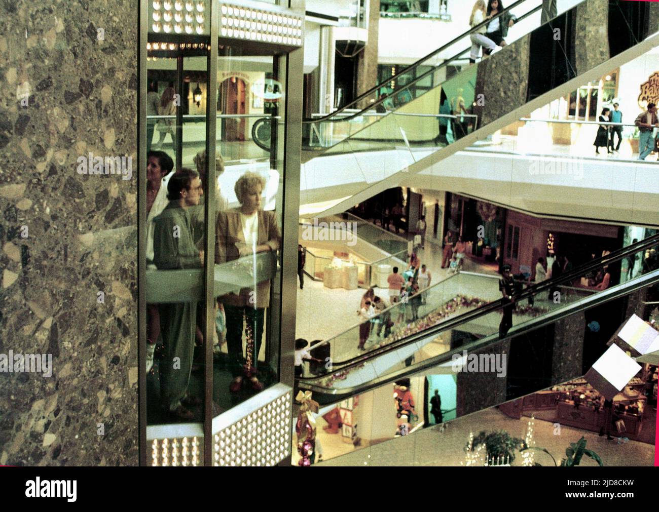 ALLEN,MIDLER, scene da un mall, 1991 Foto Stock