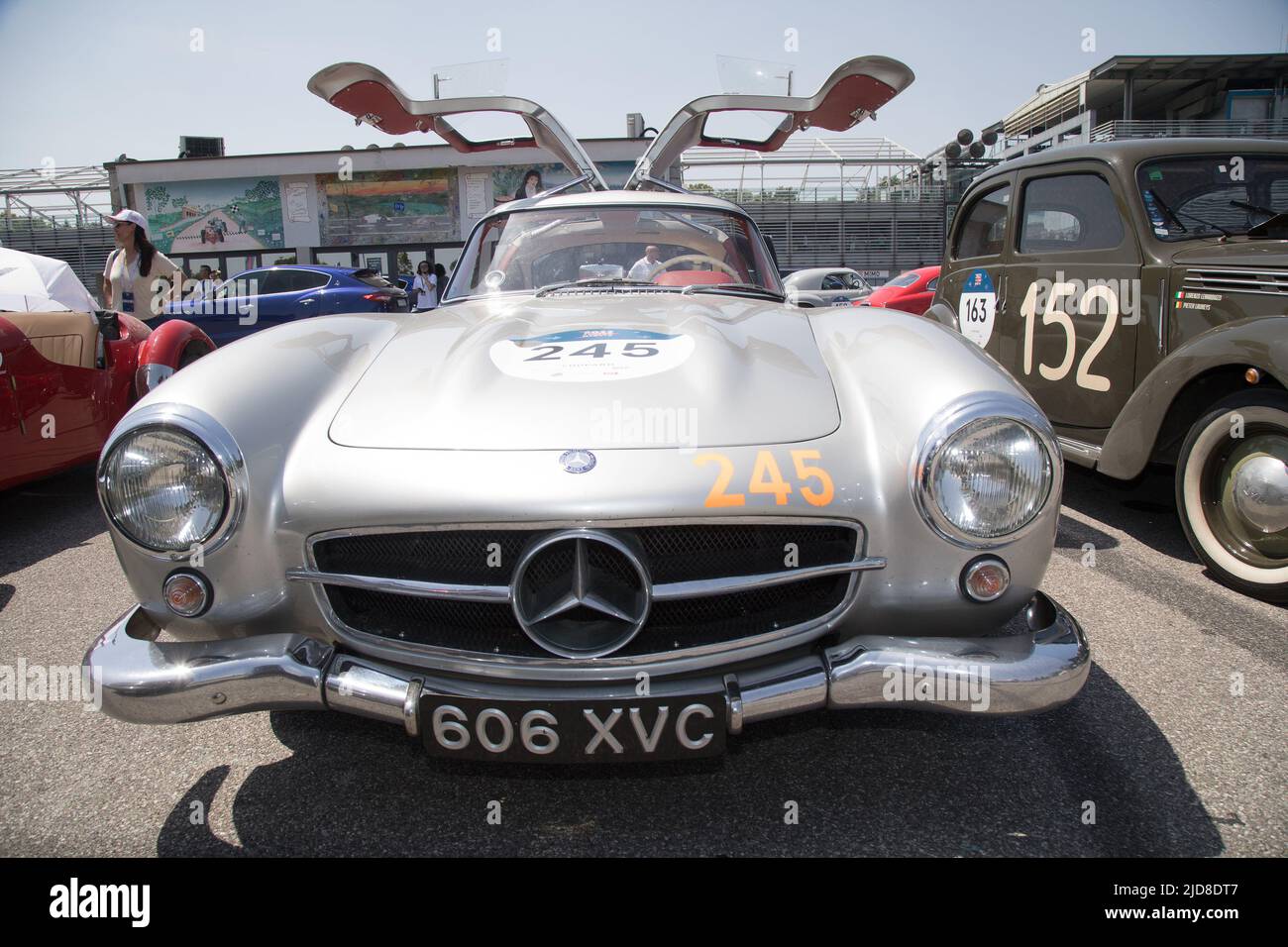 Monza, Italia. 18th giugno 2022. MERCEDES-BENZ 300 SL (W198) nel corso del 1000 miglia, Historical Motors a Monza, Italia, Giugno 18 2022 Credit: Independent Photo Agency/Alamy Live News Foto Stock