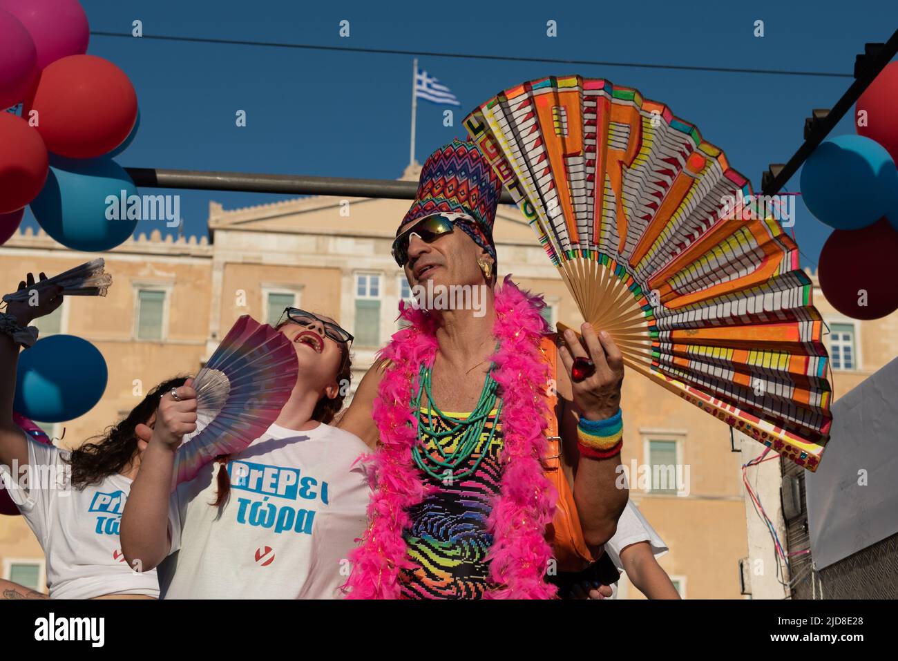 Atene, Grecia. 18th giugno 2022. Migliaia di persone hanno marciato ad Atene Pride Parade 2022 che con il motto 'incondizionato' si è focalizzato sull'educazione incondizionata, l'uguaglianza al matrimonio e alla famiglia, la sicurezza e la vita in generale. Credit: Nicolas Koutsokostas/Alamy Stock Photo. Foto Stock