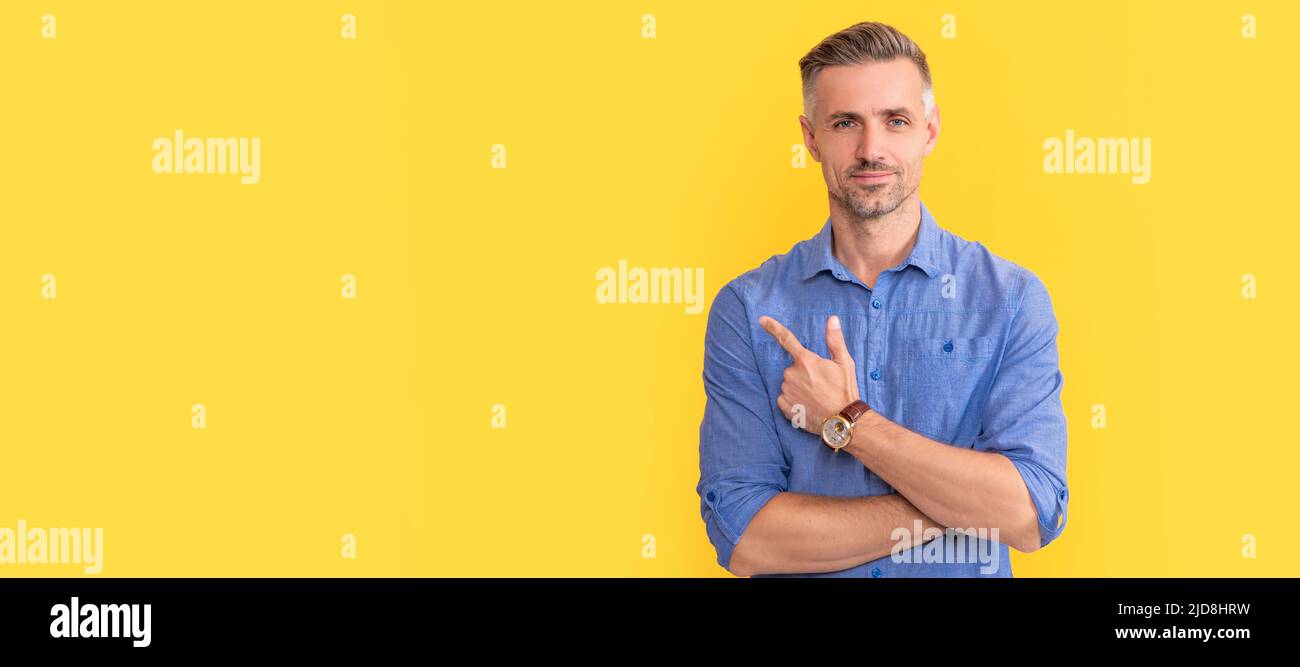 Ritratto uomo viso, banner con spazio copia. Gestione del tempo. guardaroba uomo. Successo vita moderna. Accessorio moda maschile. Foto Stock