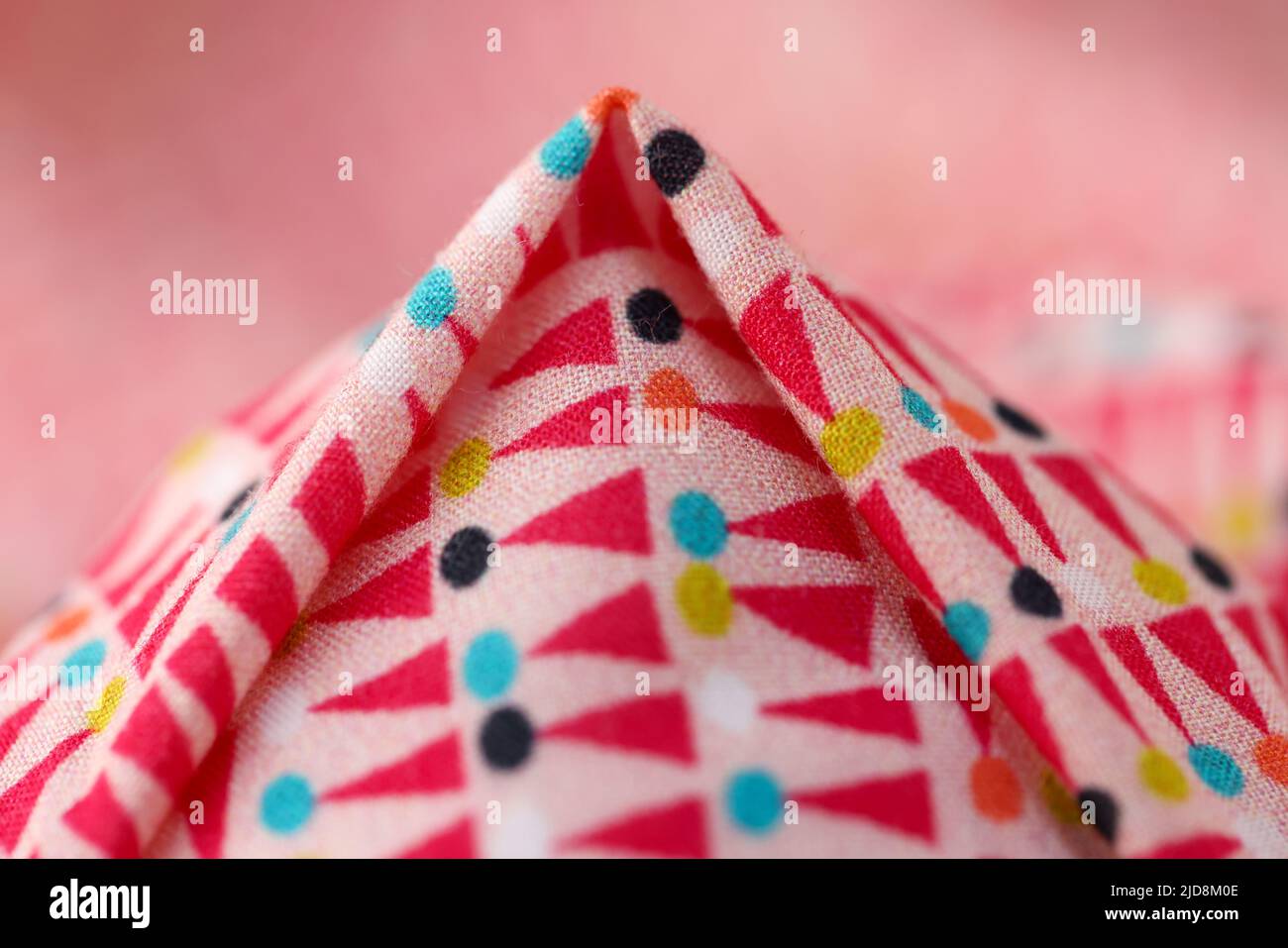 Tessuto di cotone brillante multicolore dalle forme geometriche e dalle figure Foto Stock