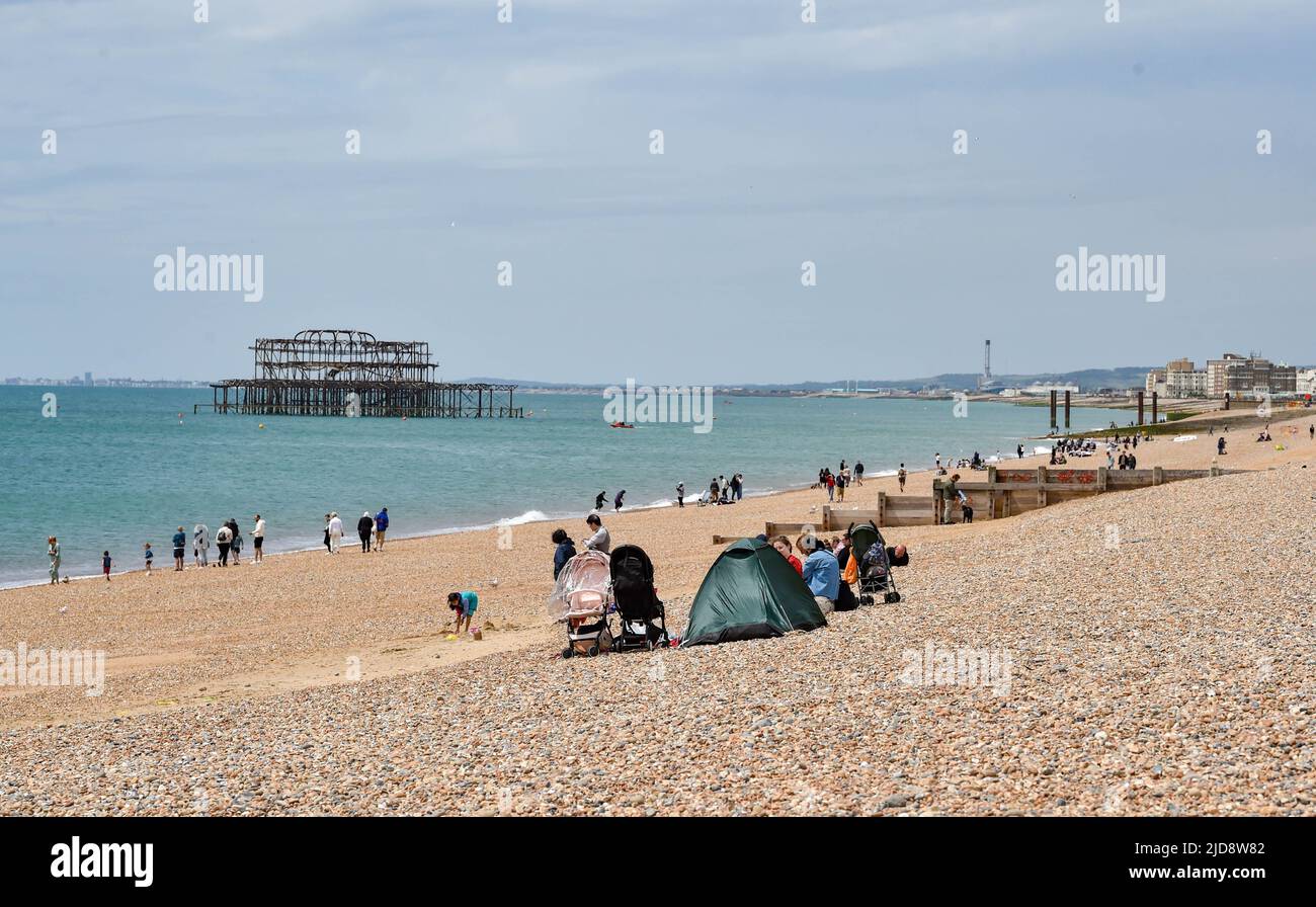 Brighton UK 19th Giugno 2022 - la spiaggia di Brighton è molto più tranquilla a pranzo oggi come il tempo più fresco si diffonde in tutta la Gran Bretagna dopo il recente caldo incantesimo . : Credit Simon Dack / Alamy Live News Foto Stock