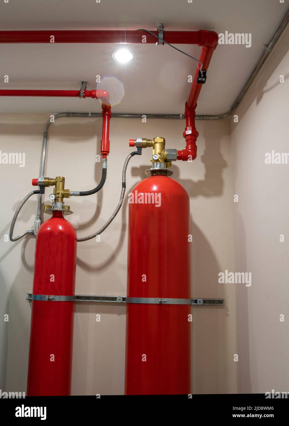 bombole di gas compresso in acciaio nella sottostazione Foto Stock