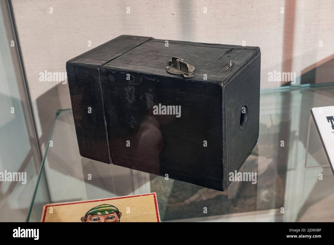 La prima fotocamera Brownie di Kodak in mostra in un museo multimediale. Foto Stock