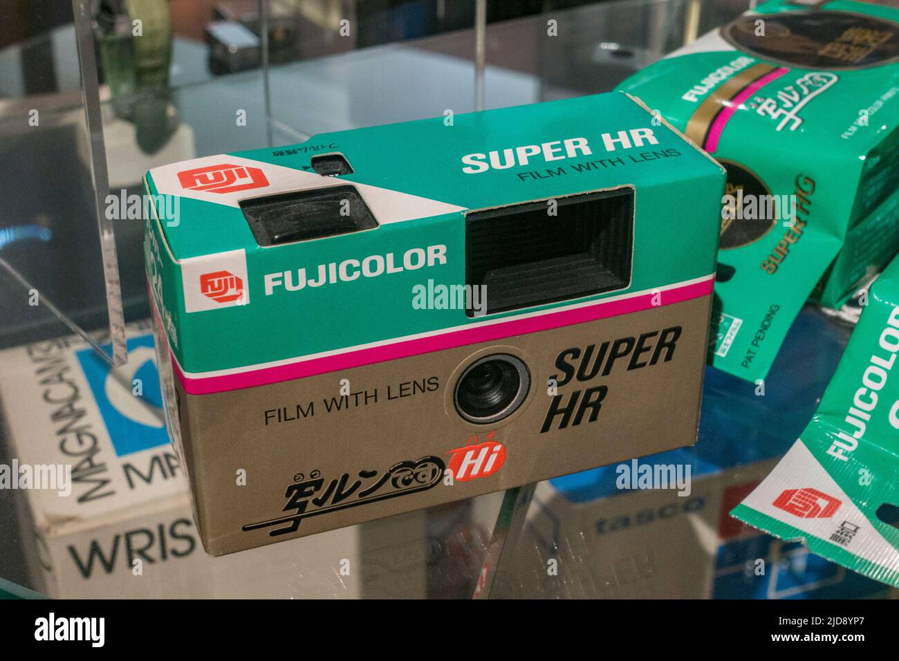 Una telecamera Fujicolor Super HR monouso in mostra in un museo dei media. Foto Stock
