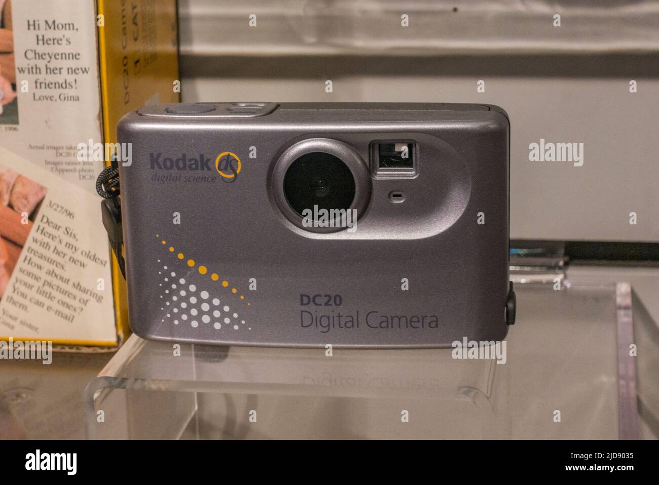 Una fotocamera digitale Kodak DC20 (c1996) in esposizione in un museo multimediale. È stato realizzato da Chinon e pubblicato anche come Chinon Pocket Digital ES-1000 Foto Stock