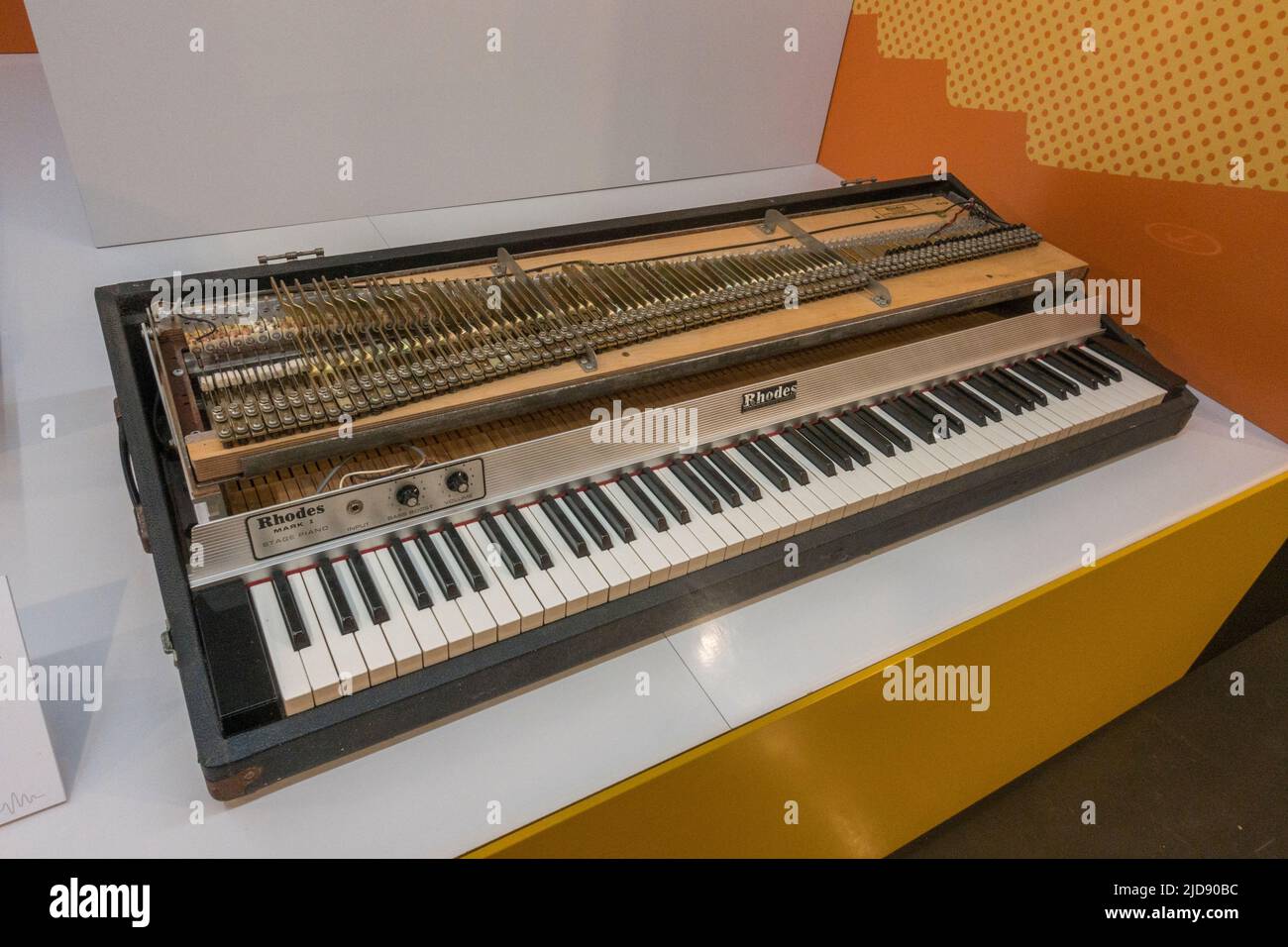 Un pianoforte a 1 fasi Fender Rhodes Mark (1969-1979) in mostra in un museo dei media. Foto Stock
