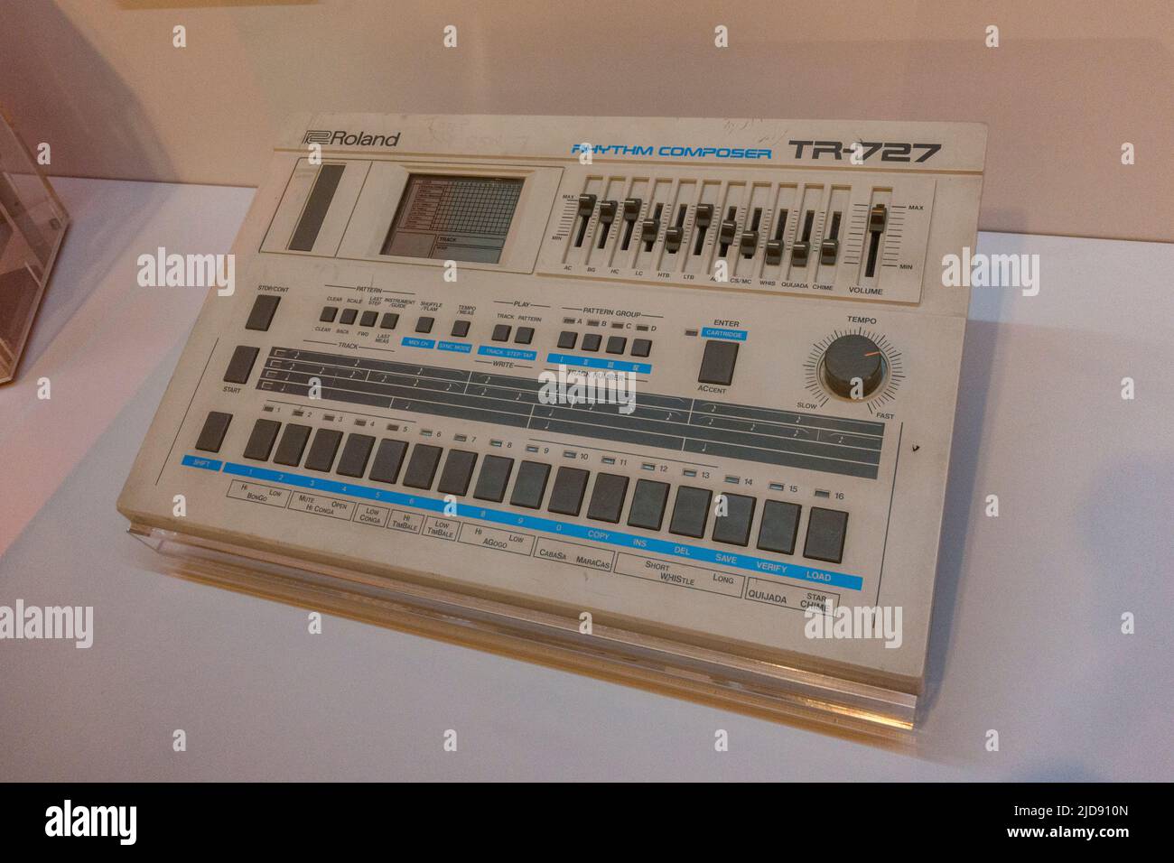 Un compositore di ritmi Roland TR-727 (1985) (drum machine) in mostra in un museo dei media. Foto Stock