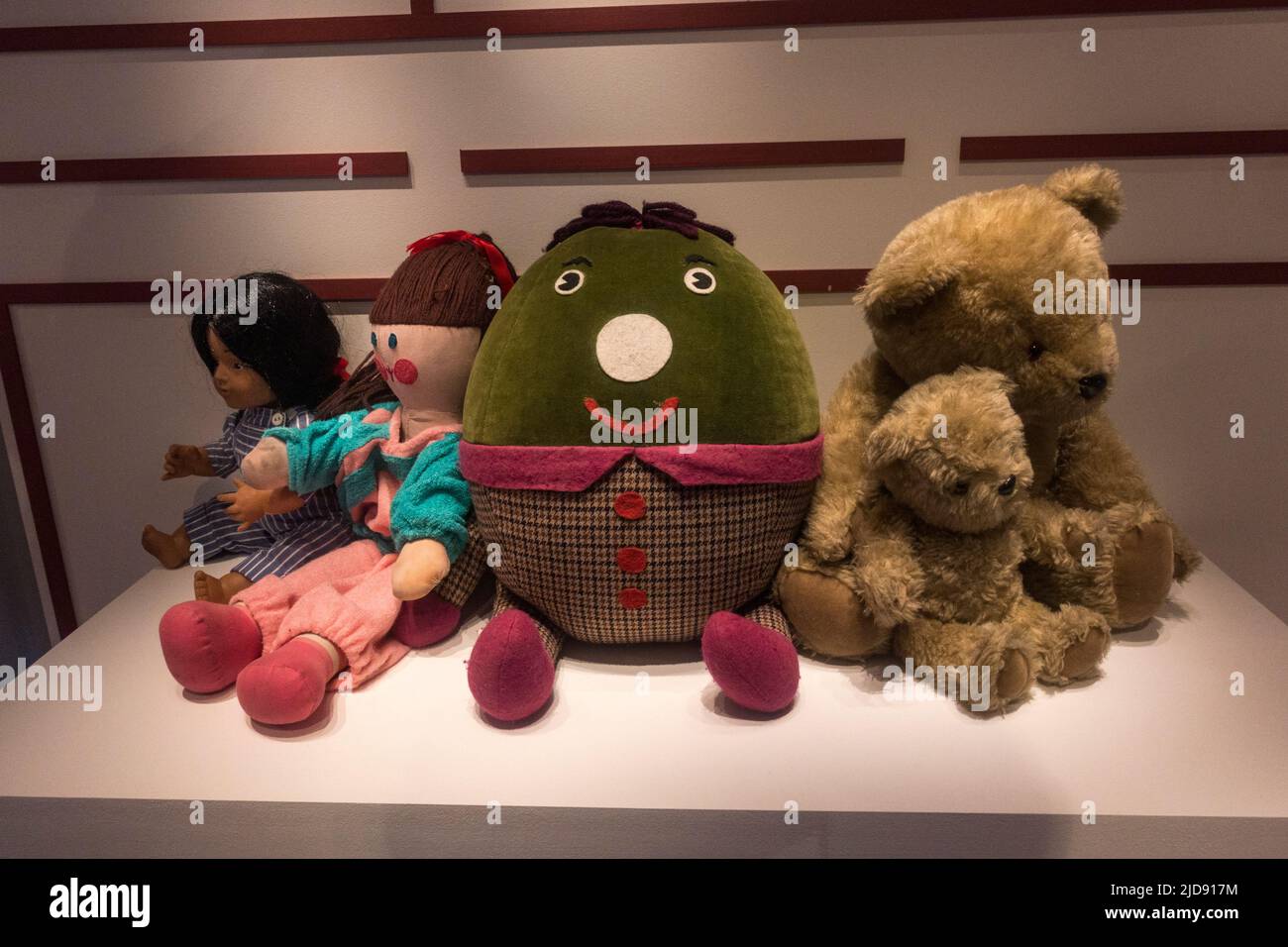 Gli ultimi cinque giocattoli di Play School, (L-R) Poppy (aveva sostituito Hamble), Jemima, Humpty, Little Ted e Big Ted in mostra in un museo dei media. Foto Stock