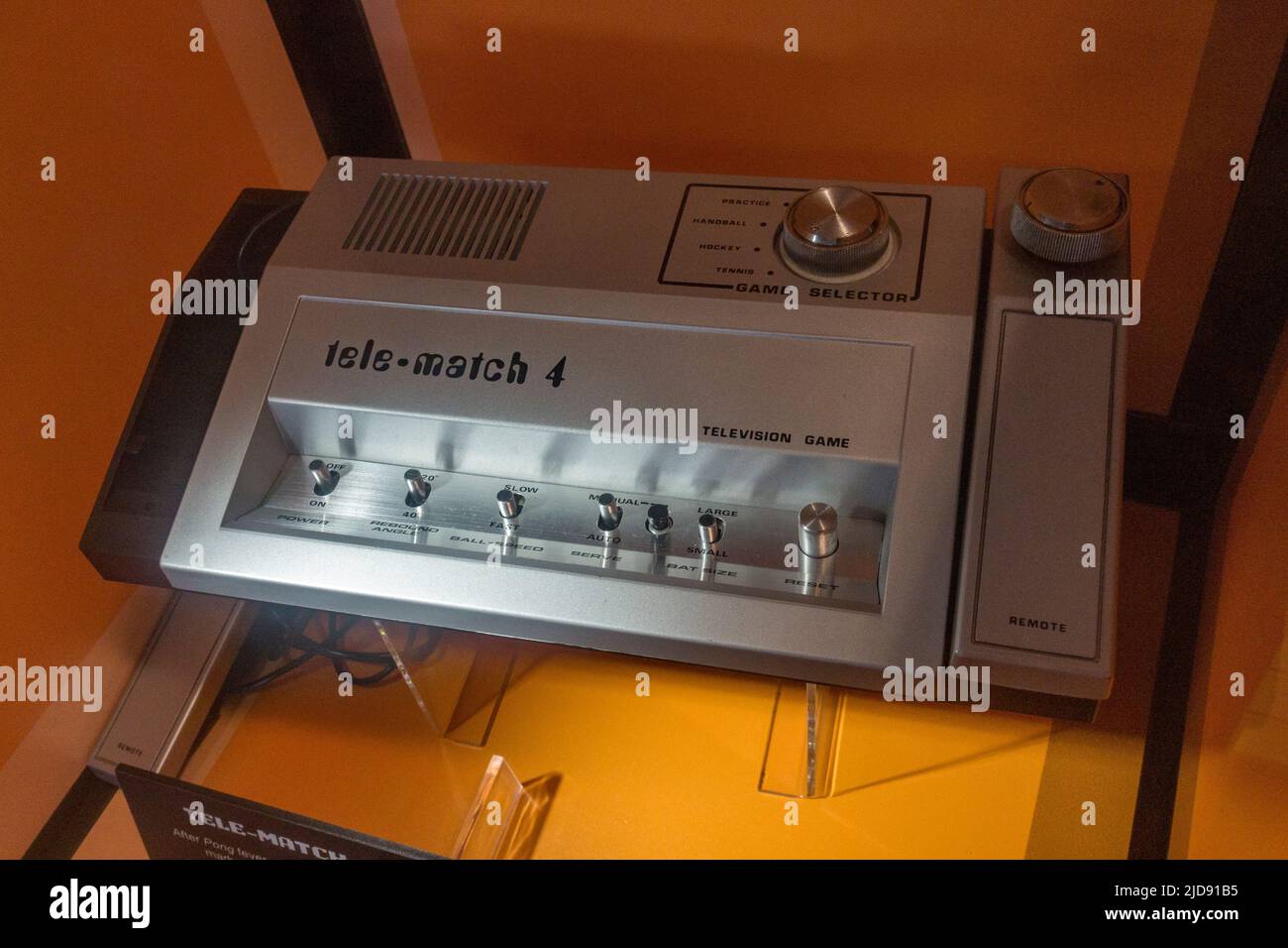 Un sistema di gioco per computer televisivo Tele-match 4 modello 6600 (1976) in mostra in un museo dei media. (Noto anche come ATOMICA TV Player 1. Foto Stock