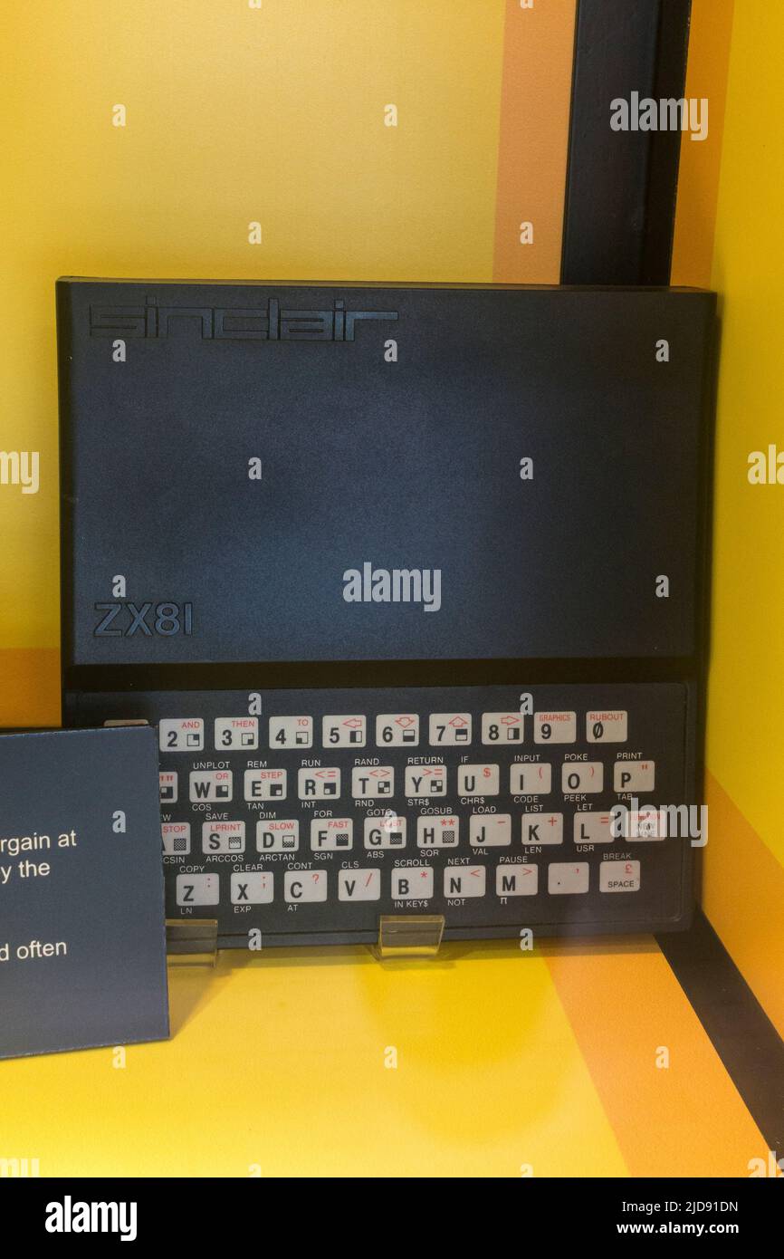 Il computer domestico ZX81 Sinclair (1981) prodotto da Sinclair Research in mostra in un museo dei media. Foto Stock