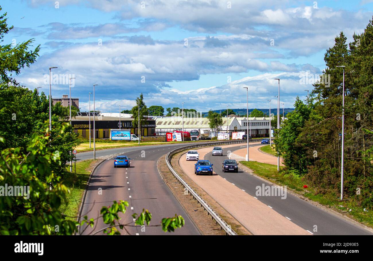 Dundee, Tayside, Scozia, Regno Unito. 19th giugno 2022. Meteo Regno Unito. Le temperature a Dundee, in Scozia, stanno lottando per raggiungere i 20 gradi Celsius a causa di un mix di incantesimi soleggiati e vento torbido e forte. Oggi è il Father's Day, con altipiani di 15°C e solo alcuni piloti domenicali fuori godere del clima instagionale caldo di giugno. Credit: Dundee Photographics/Alamy Live News Foto Stock