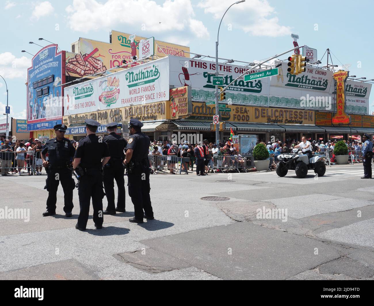 Più poliziotti in piedi su un incrocio. Foto Stock