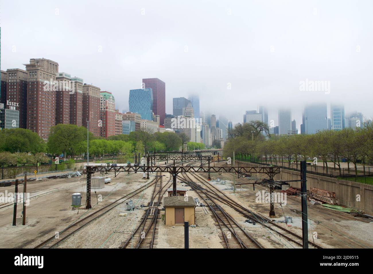 CHICAGO, ILLINOIS, STATI UNITI - 12 MAGGIO 2018: Piste con switch e treni nel centro di Chicago's Grant Park con lo skyline sullo sfondo Foto Stock