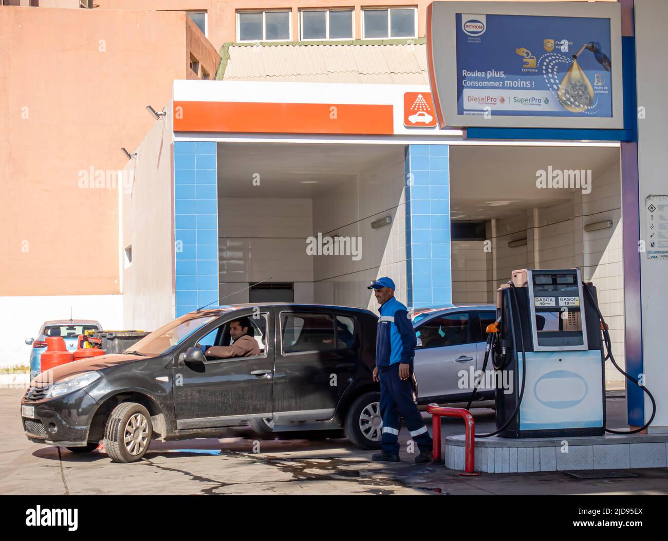 Rifornimento di auto rifornimento di carburante presso la stazione di benzina Petrom, Marrakech, Marocco Foto Stock