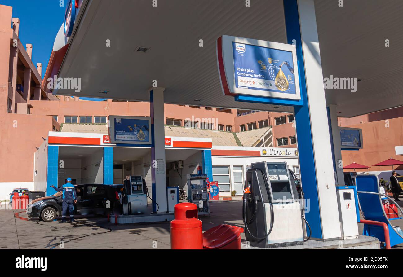 Rifornimento di auto rifornimento di carburante presso la stazione di benzina Petrom, Marrakech, Marocco Foto Stock