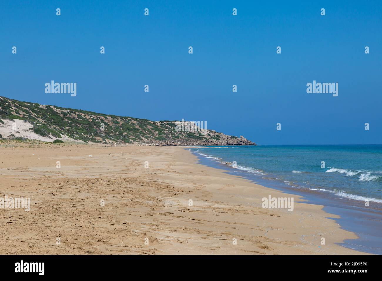 Una vista sull'idilliaca spiaggia dorata lungo la penisola di Karpas a Cipro Foto Stock