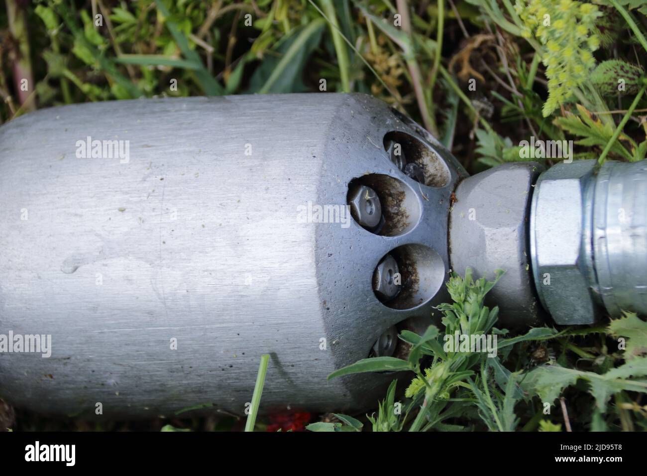 Bocchetta per la pulizia delle fogne in un prato Foto Stock