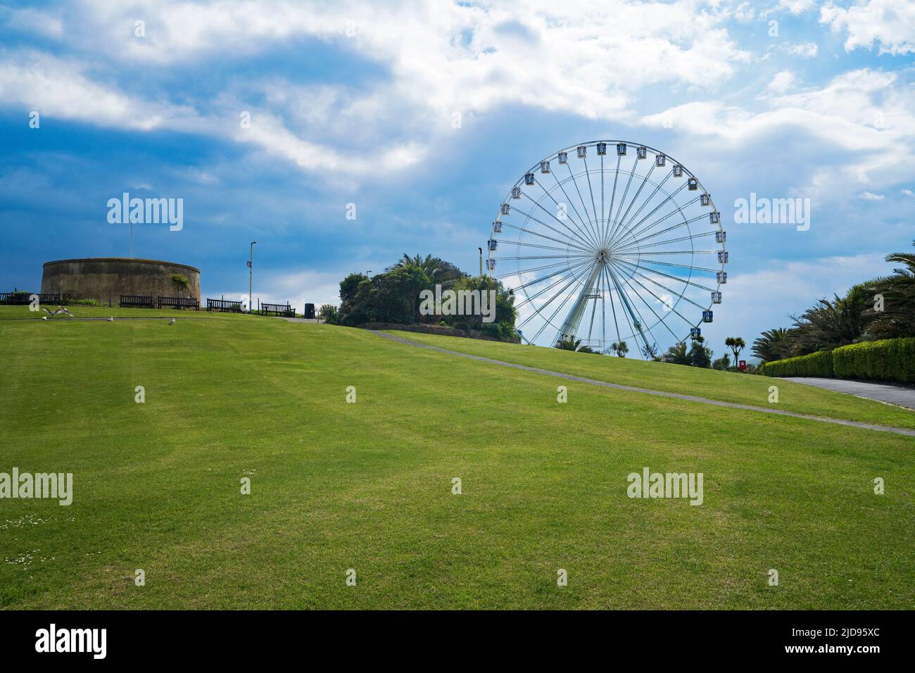 The Wish Tower e Eastbourne Eye- Big Wheel, Eastbourne, East Sussex, Inghilterra, Regno Unito Foto Stock