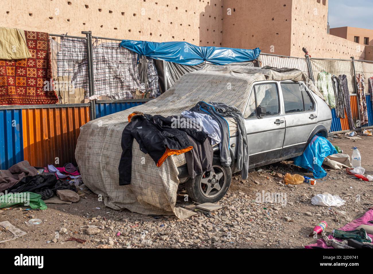 Abbigliamento di seconda mano venduto sulla macchina trascurata nel mercato delle pulci nella strada di Marrakech, Marocco Foto Stock