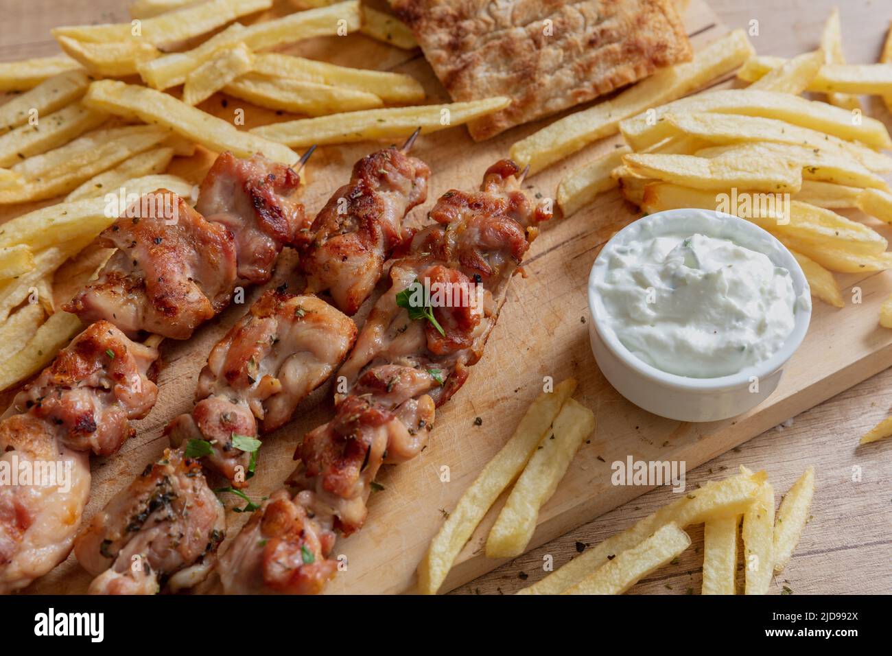 Piatto souvlaki, cibo di carne greca. Spiedini di pollo alla griglia e pita pane su tavola di legno, da vicino sopra vista, Foto Stock