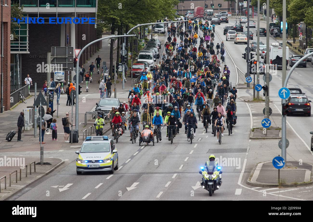 Amburgo, Germania. 19th giugno 2022. I partecipanti al tradizionale giro ciclostile in occasione della giornata nazionale di azione 'Mobil-ohne-Auto' ciclo su Ludwig-Erhard-Straße. Ogni anno, la terza domenica di giugno, i ciclisti protestano a livello nazionale per una svolta del traffico con meno traffico di auto e migliori condizioni per pedoni e ciclisti. Credit: Georg Wendt/dpa/Alamy Live News Foto Stock