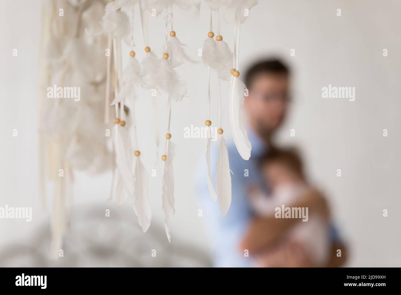 Primo piano dreamcatcher, padre e bambino in braccio sullo sfondo Foto Stock