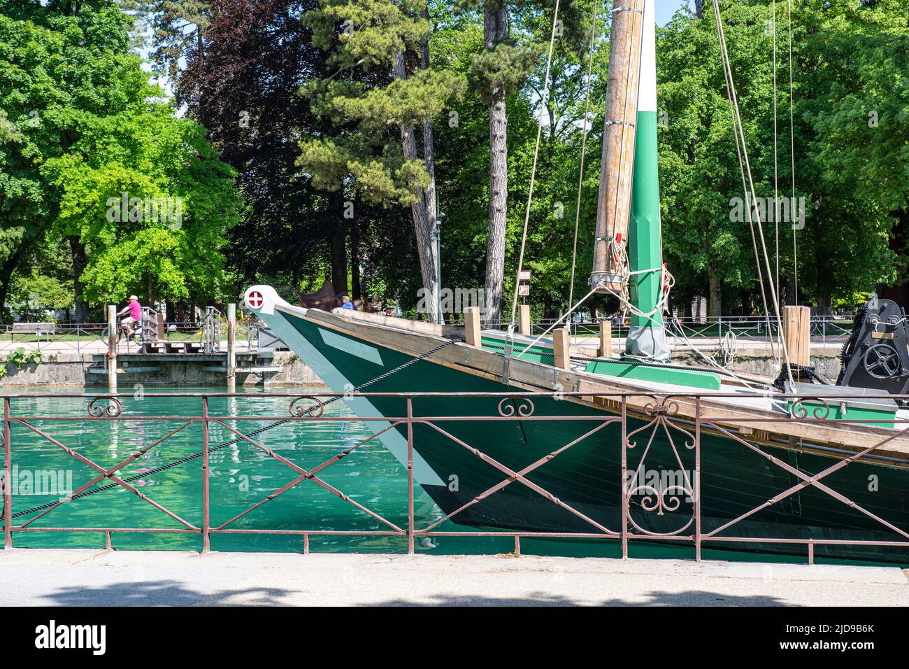 Primo piano di una barca a vela in legno sul lago di Annecy in Francia Foto Stock