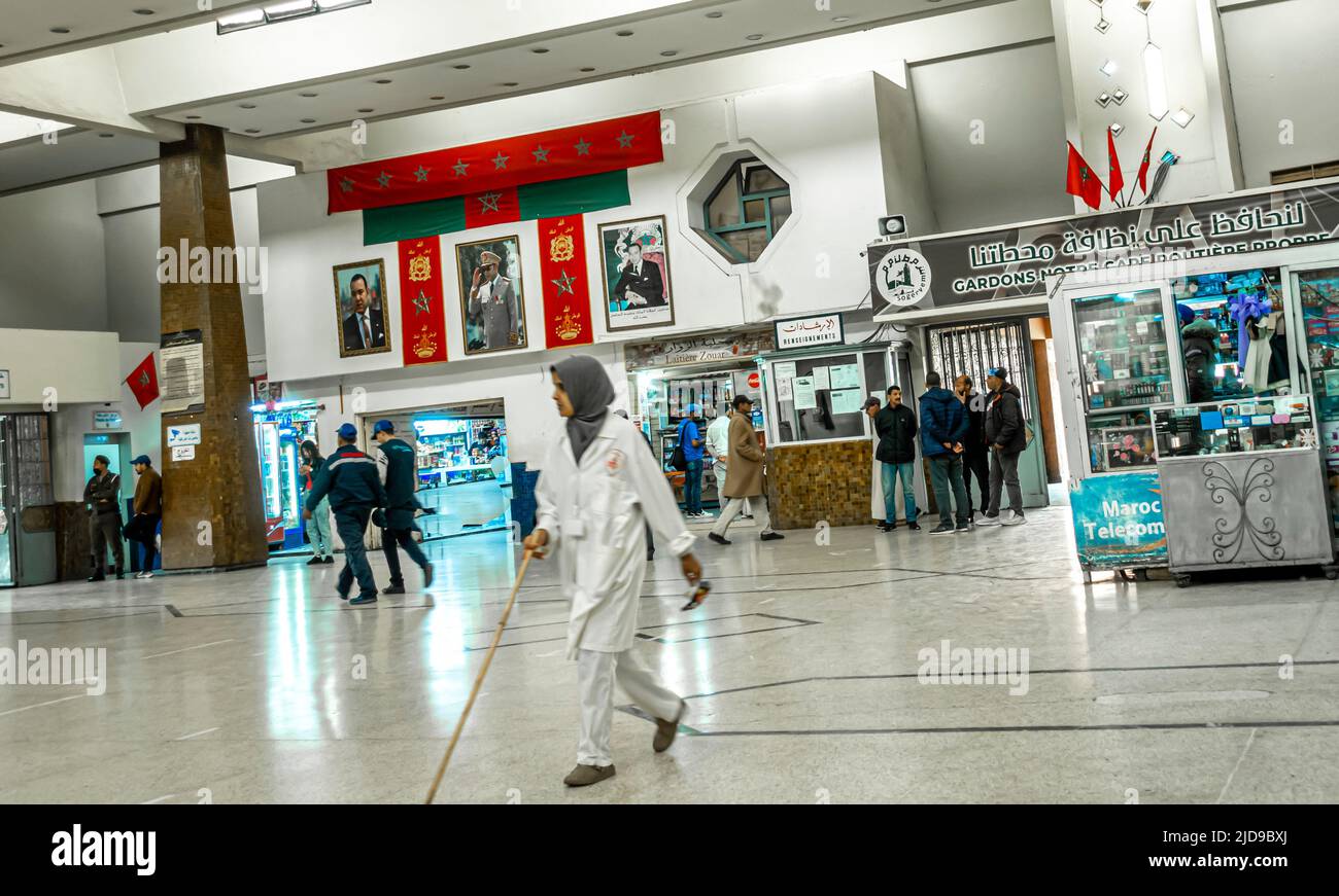 Interno di un edificio della stazione degli autobus a Marrakech, Marocco Foto Stock