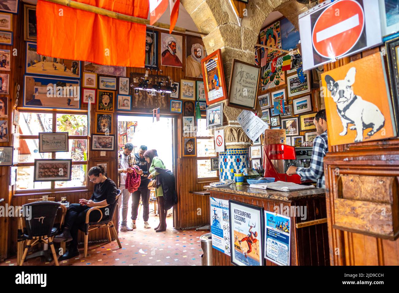 Patisserie Driss, fondée en 1928. Pasticcerie, dolci, e negozio e caffetteria storico torta a Essaouira, Marocco Foto Stock