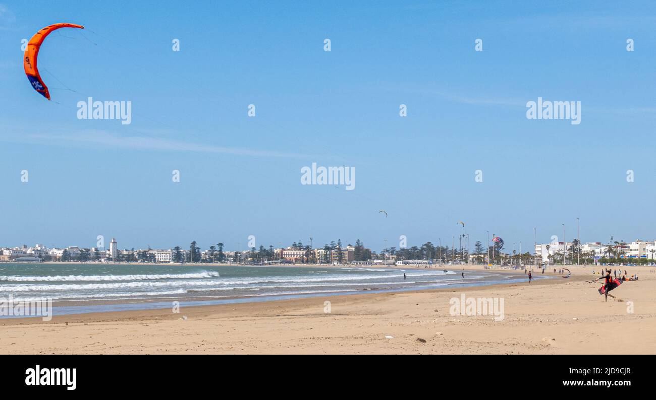 Kitesurfer gestisce il suo aquilone durante il forte vento sulla costa atlantica nel porto di Essaouira, Marocco Foto Stock