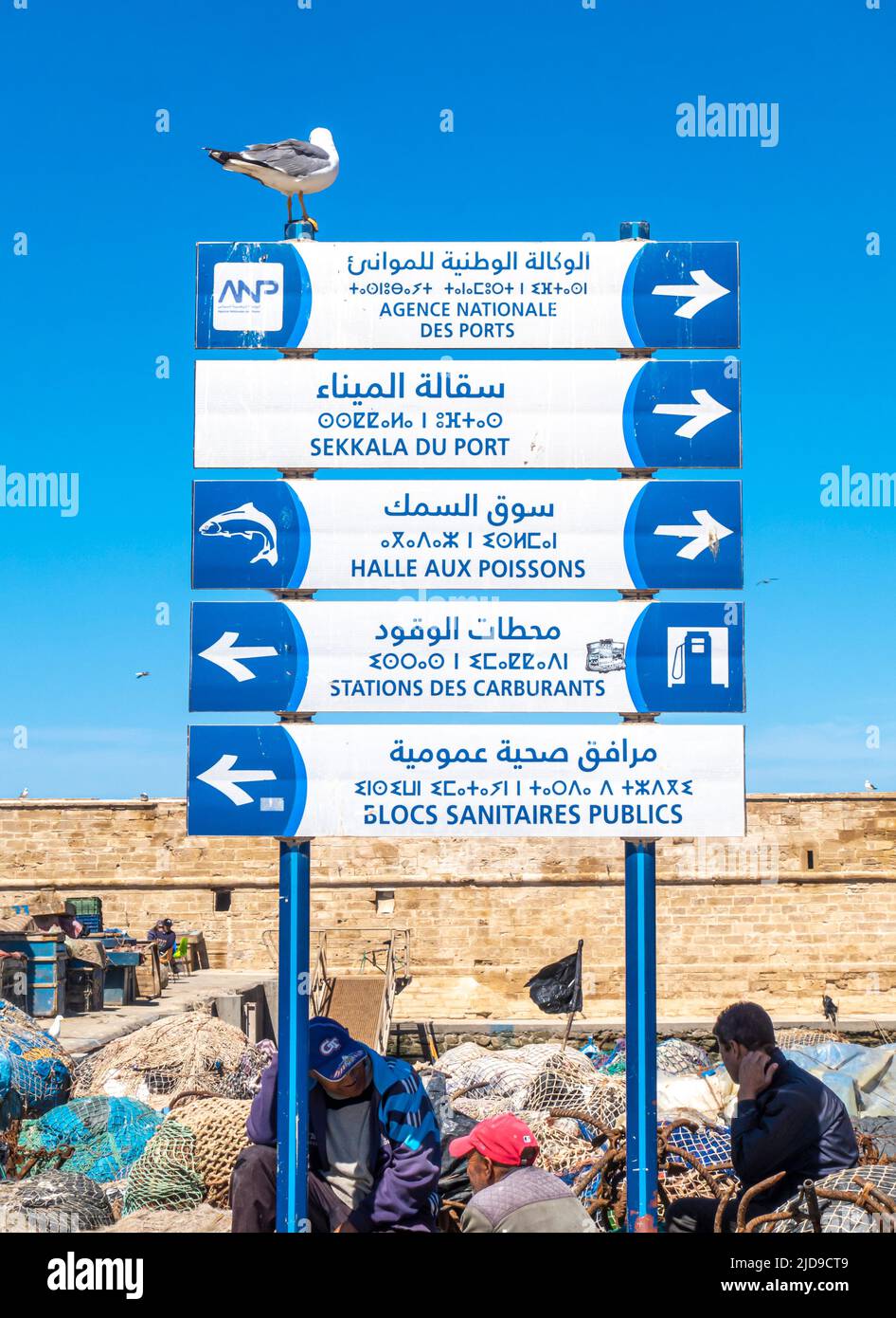 Direzione porto di Essaouira in francese, arabo e berbero, Marocco Foto Stock