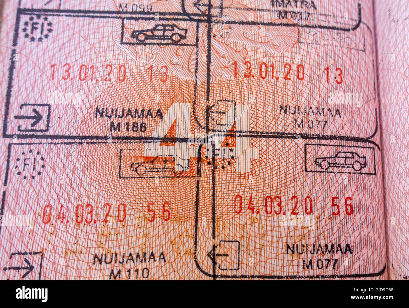 Francobolli di frontiera con i nomi dei punti di frontiera finlandesi in un passaporto russo aperto Foto Stock