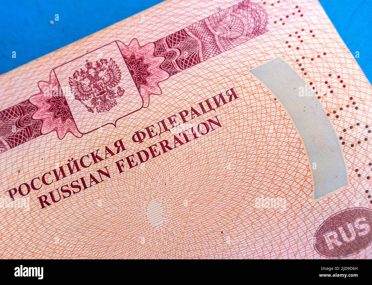 Passaporto russo per viaggi fuori dalla Russia, in russo e inglese Foto Stock