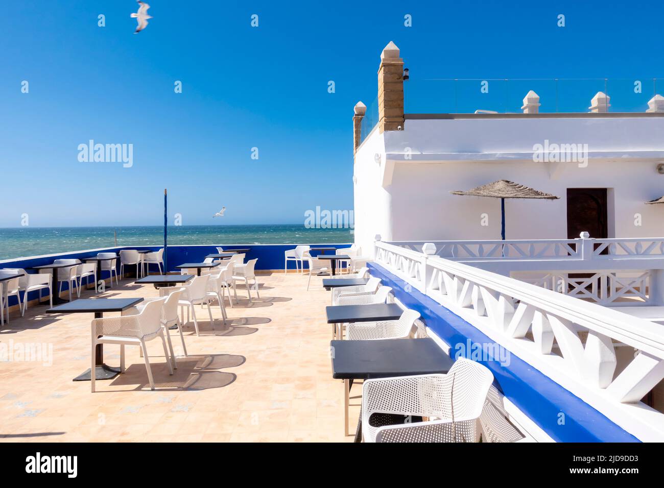 Terrazza con tavoli e sedie, vista panoramica sull'oceano, essaouira, Marocco. Palais de Remparts, Essaoirs Hotel e ristorante Foto Stock