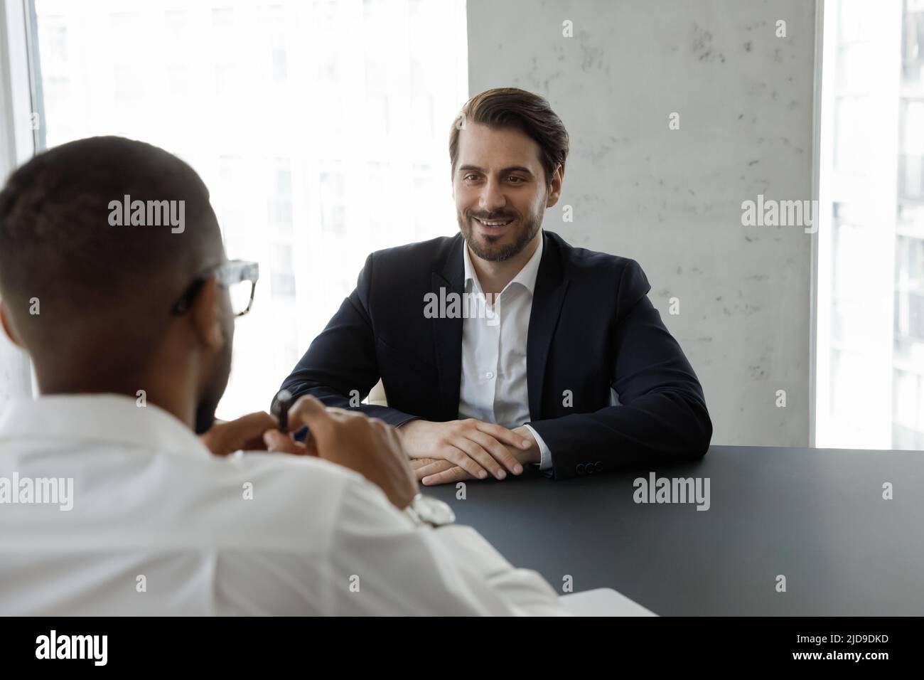 Candidato maschile in suit pass intervista di lavoro in ufficio società Foto Stock