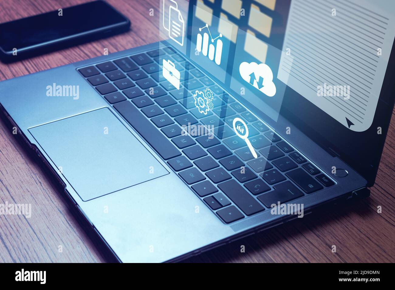 Notebook con schermo virtuale. Database della documentazione online e sistema di gestione dei documenti. Foto Stock