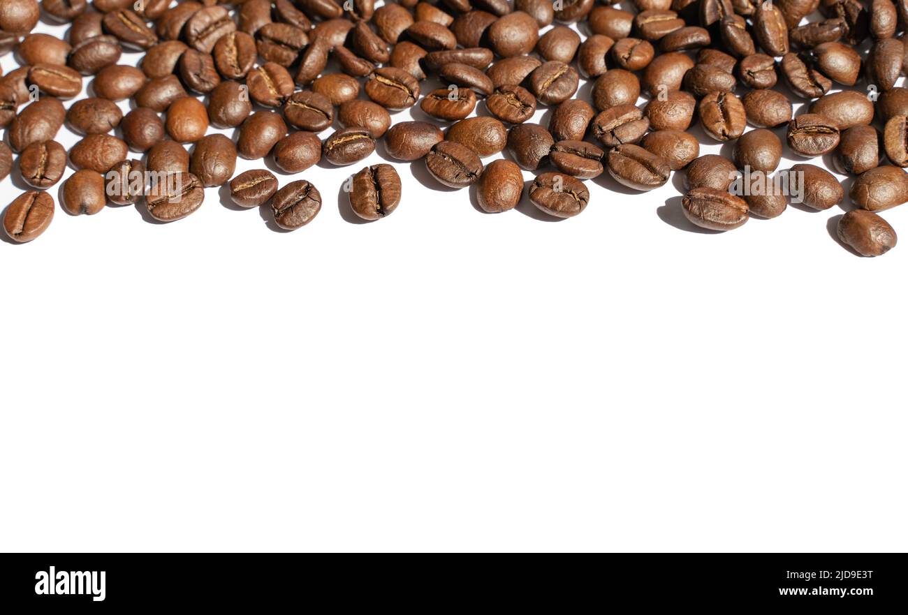 Chicchi di caffè isolati su sfondo bianco. Inserire il testo Foto Stock