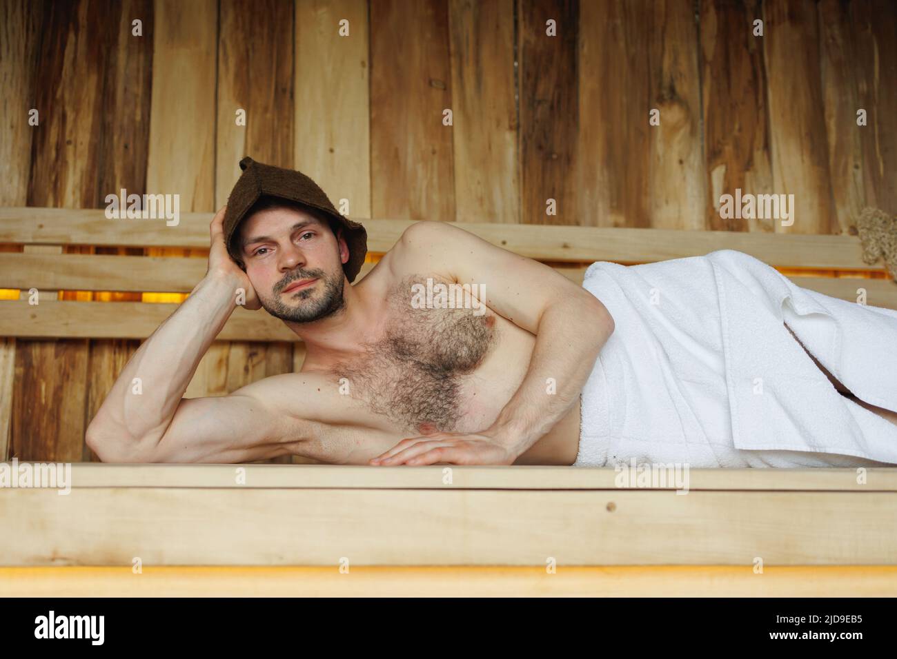 Uomo sdraiato nella sauna Foto Stock