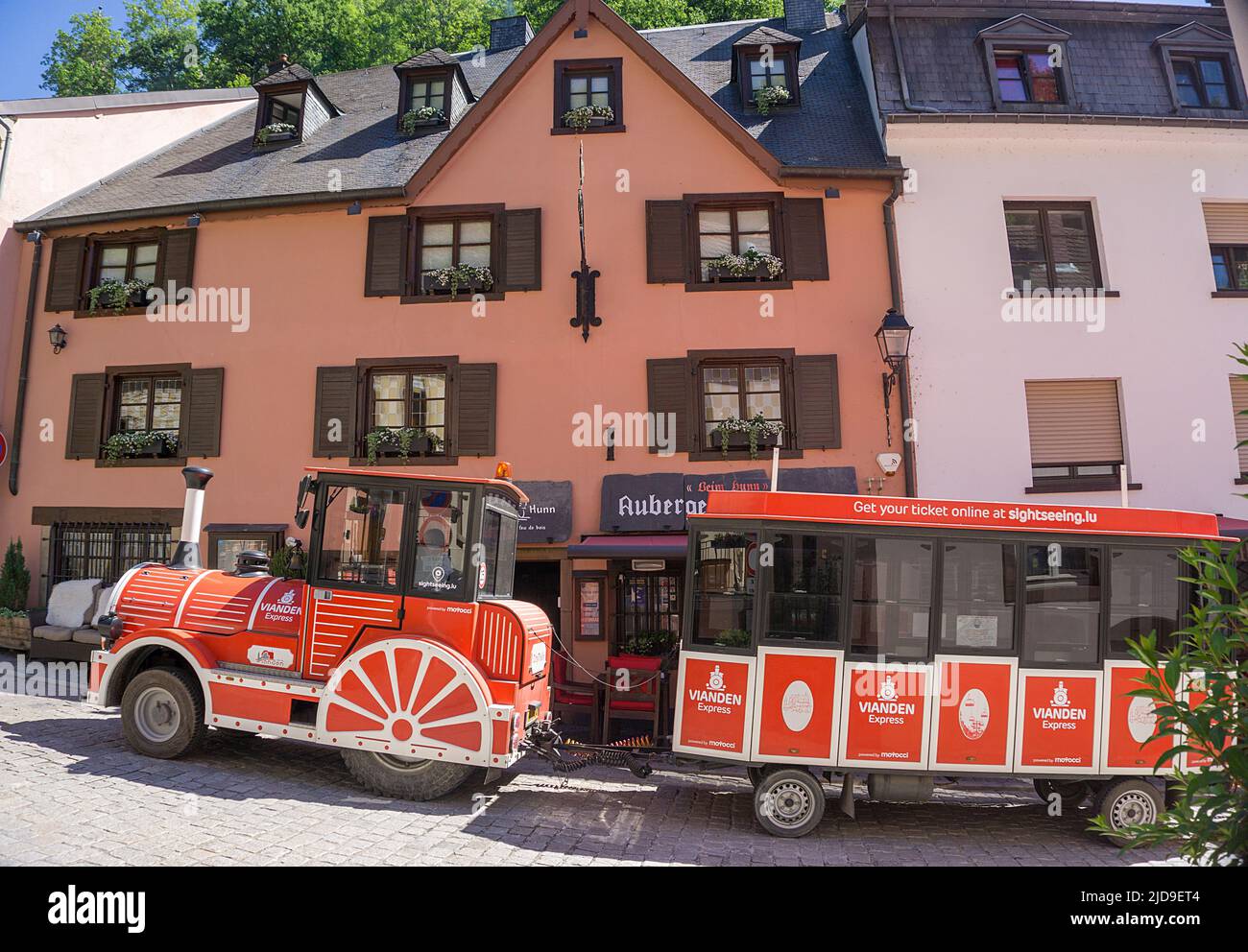 Treno turistico sulla strada per il castello di Vianden, città di Vianden, Canton Vianden, Granducato di Lussemburgo, Europa Foto Stock