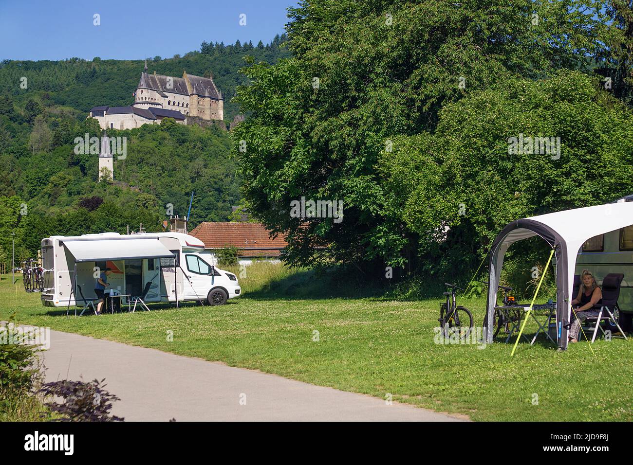 Mobilhomes sul campeggio sotto il castello di Vianden, cantone di Vianden, Granducato di Lussemburgo, Europa Foto Stock