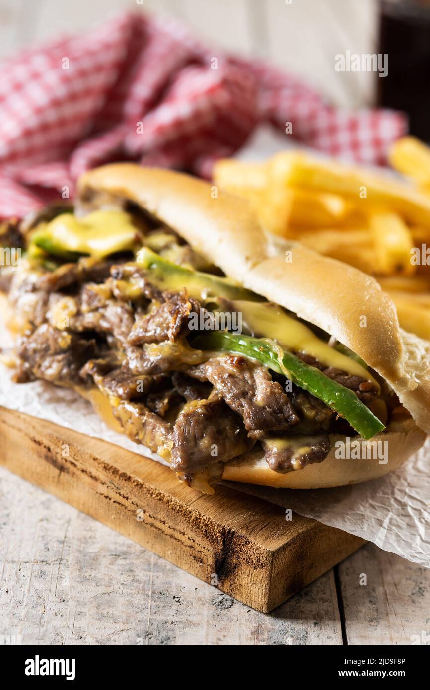 Sandwich con bistecca di formaggio Philly su tavola di legno Foto Stock