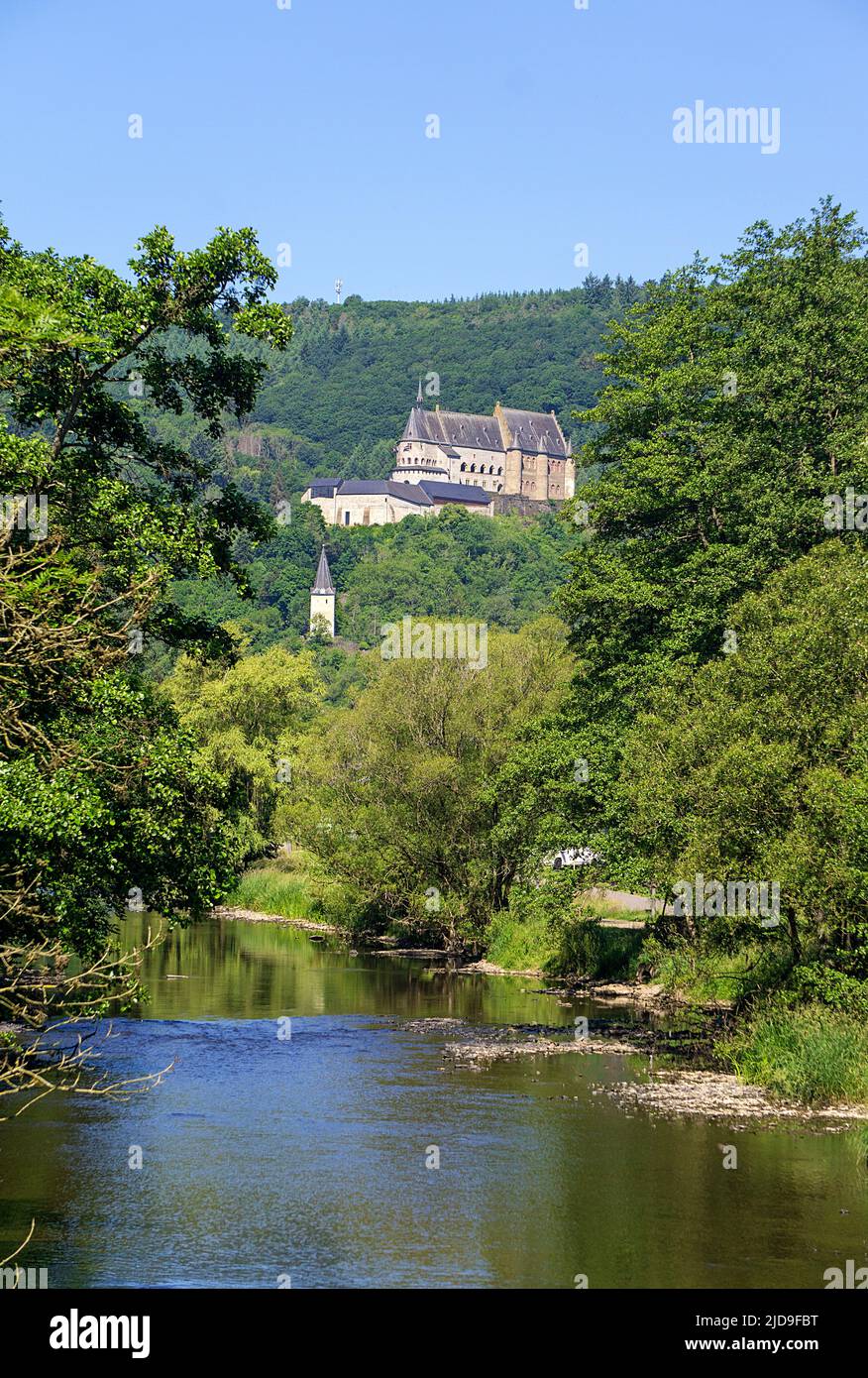 Castello Vianden sul fiume Our, cantone di Vianden, Granducato di Lussemburgo, Europa Foto Stock