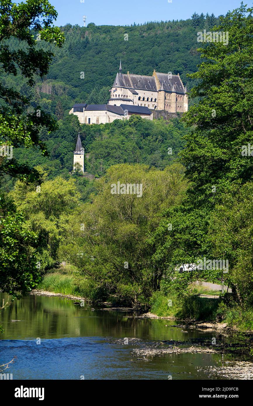 Castello Vianden sul fiume Our, cantone di Vianden, Granducato di Lussemburgo, Europa Foto Stock