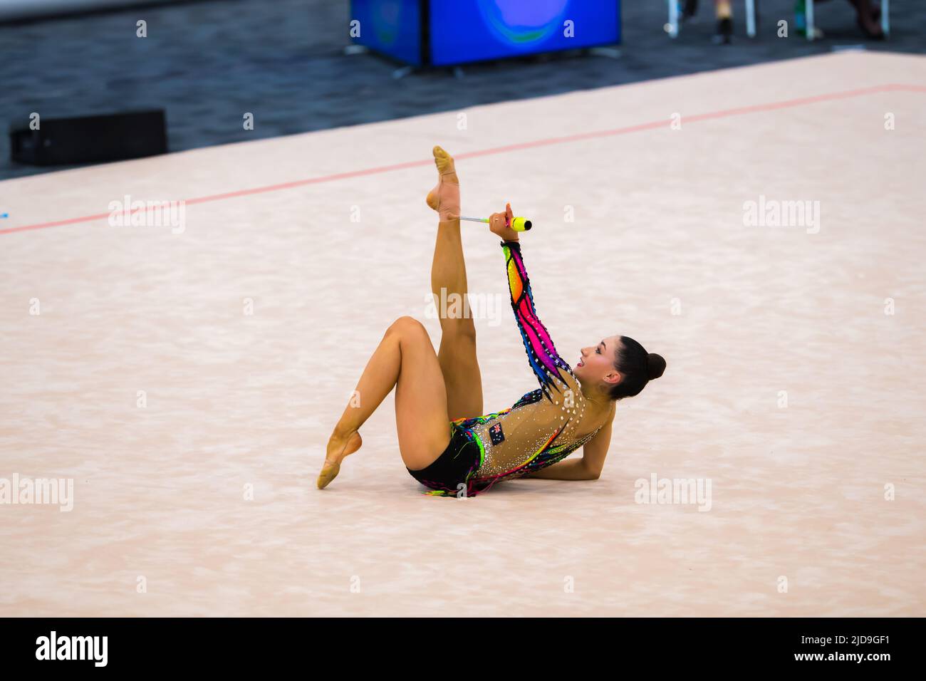 Ginnastica ritmica Australiana Senior International, Alexandra Kiroi-Bogatireva, che ha eseguito un elemento sul pavimento con gambe estese e punte appuntite durante i campionati continentali di ginnastica ritmica in Oceania del 2022. L'evento è stato eseguito in parallelo con i campionati australiani di ginnastica sulla Gold Coast, nel Queensland. Foto Stock