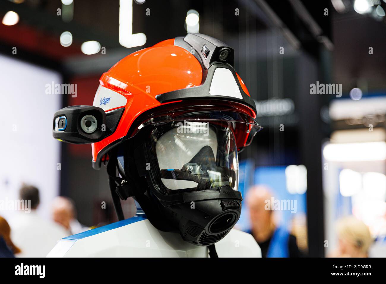 Hannover, Germania. 19th giugno 2022. Un casco multifunzionale con apparato respiratorio e termocamera collegata viene presentato in una cabina di fiera. La fiera 'Interschutz' è la più importante fiera mondiale per l'estinzione degli incendi, il salvataggio, la protezione civile e la sicurezza e si terrà ad Hannover dal 20 al 25 giugno. Credit: Michael Matthey/dpa/Alamy Live News Foto Stock